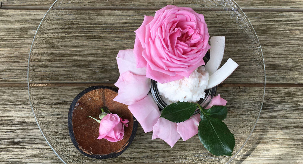 Dessert frais à la noix de coco et à la rose (vegan)