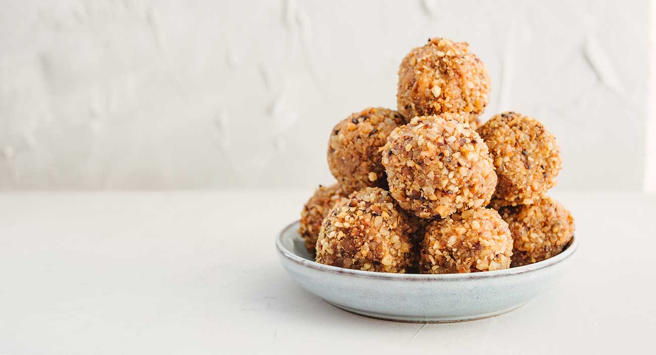 Boules d’énergie à la tsampa et aux dattes