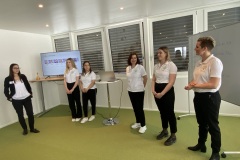 Samira Moisio pendant la présentation de l'équipe