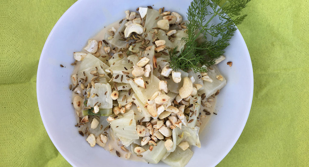 Lauwarmer Fenchelsalat mit Cashew-Sauce (vegan)