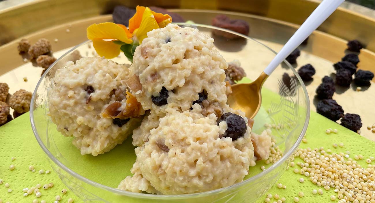 Goldhirse-Porridge mit süssen Früchten