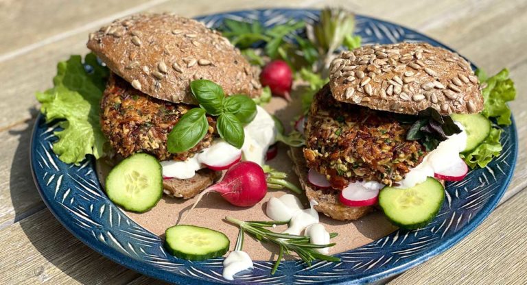 pikante-reis-tofu-burger-mit-aromatischen-gartenkraeutern