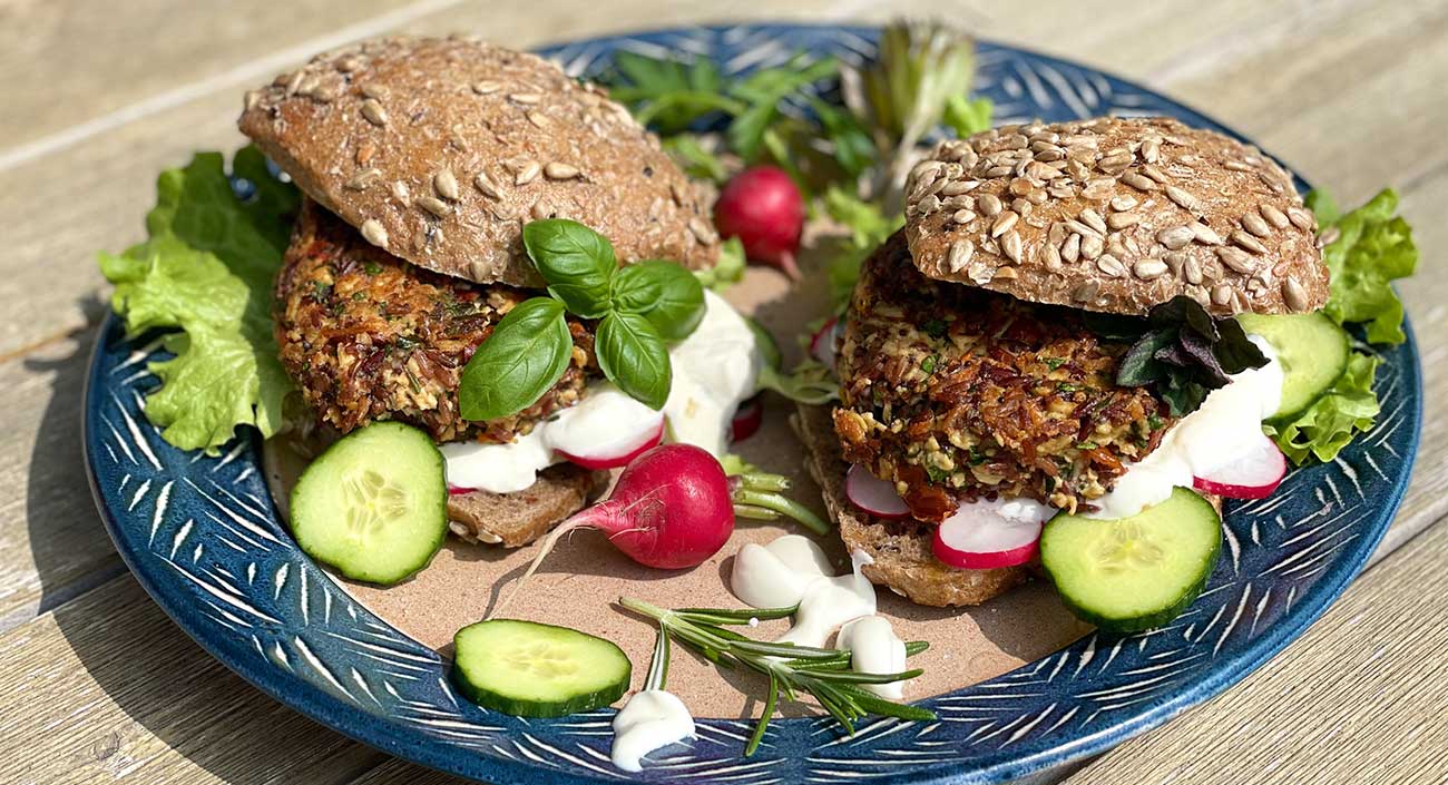 Pikante Reis-Tofu Burger mit aromatischen Gartenkräutern